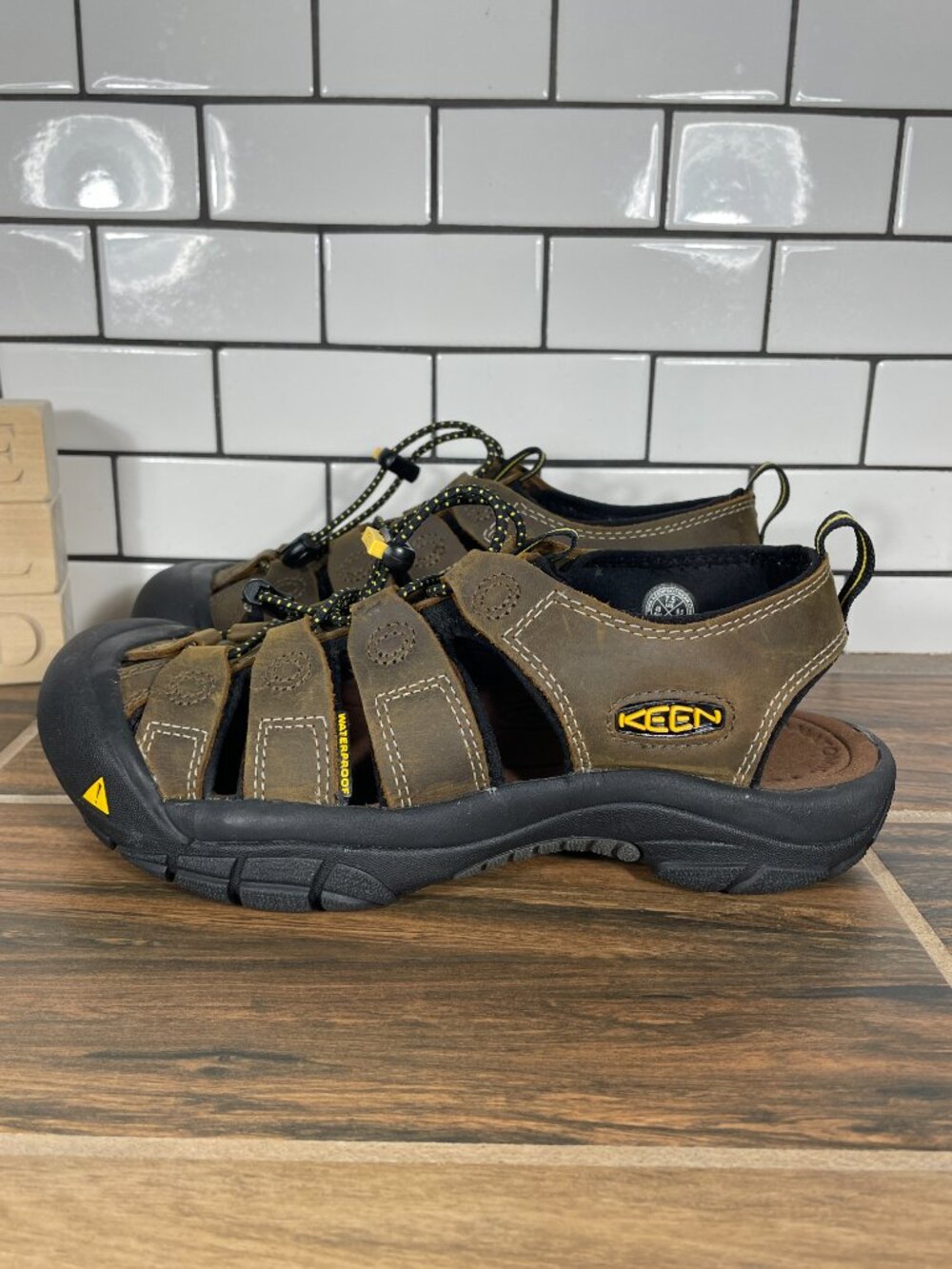 Keen Newport Shoes Mens Sz 7.5 Brown Leather Waterproof Hiking Adventure Sandals